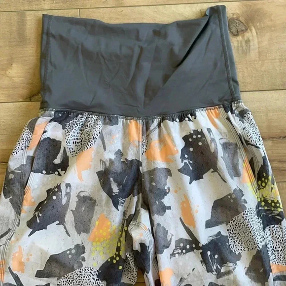 Lululemon Mini Art Pop White Multi Slate Om Crop Sz 6 - Picture 6 of 12